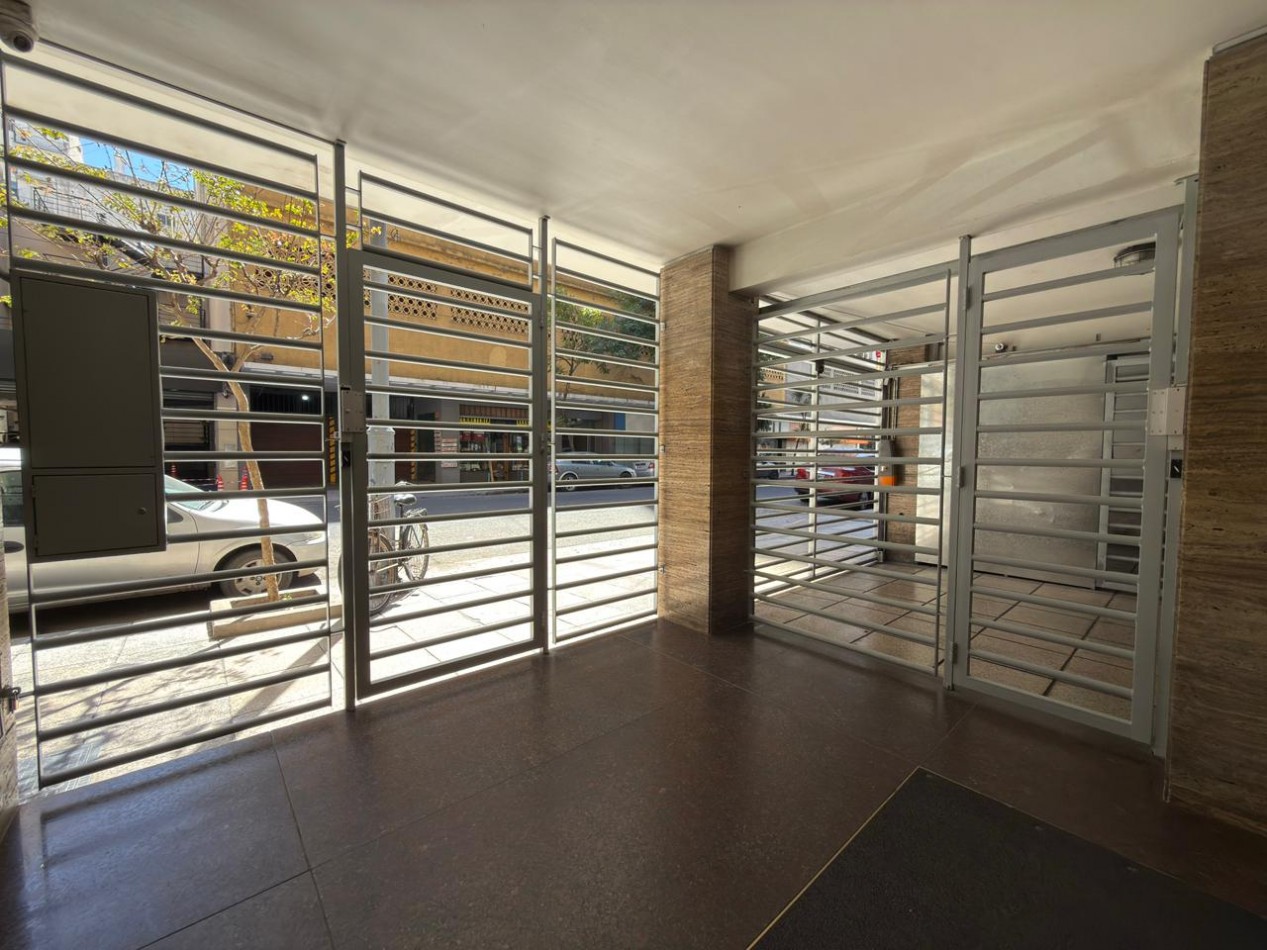 Venta de monoambiente con balcon a la calle, reciclado a nuevo