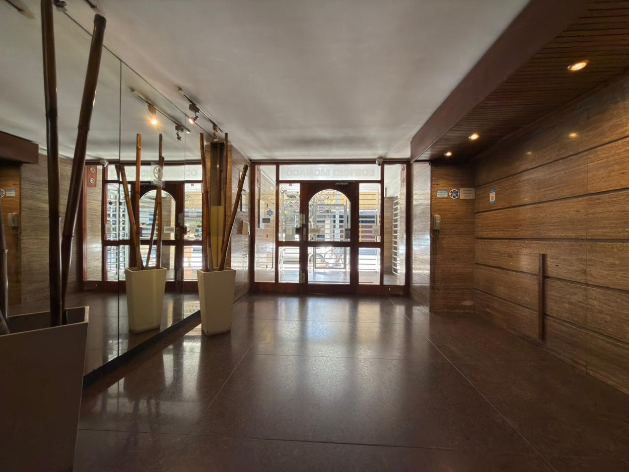 Venta de monoambiente con balcon a la calle, reciclado a nuevo