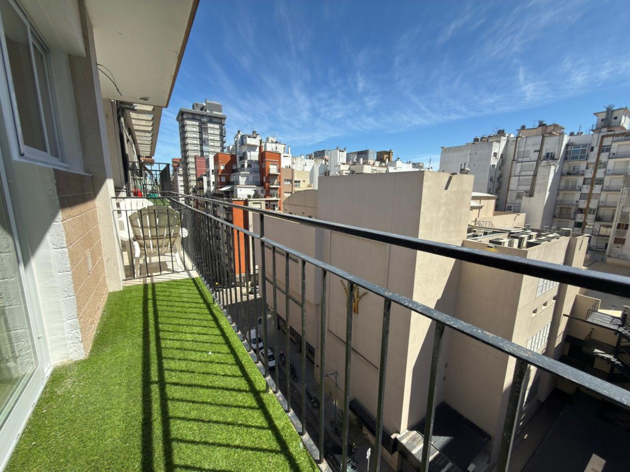 Venta de monoambiente con balcon a la calle, reciclado a nuevo