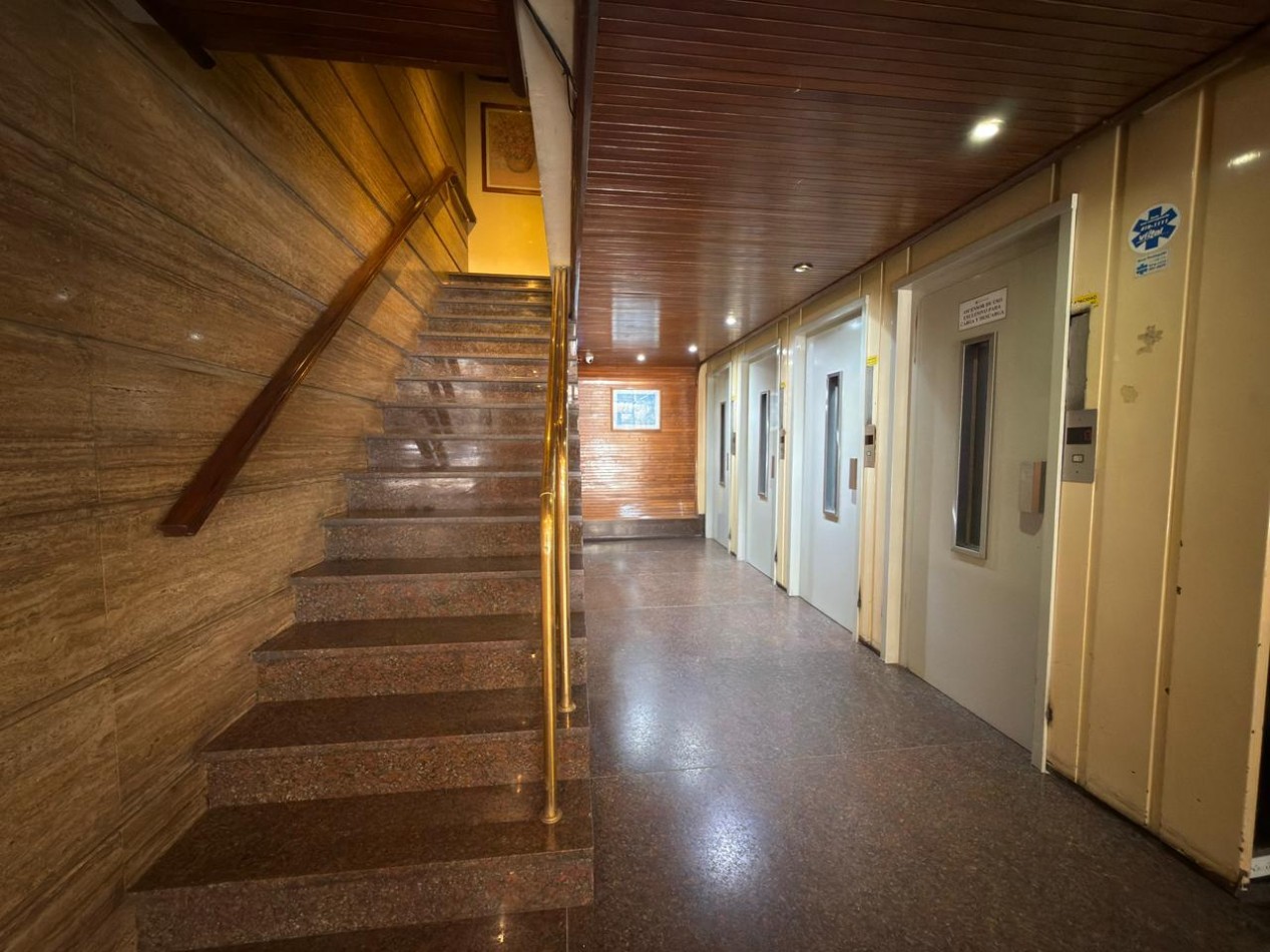 Venta de monoambiente con balcon a la calle, reciclado a nuevo