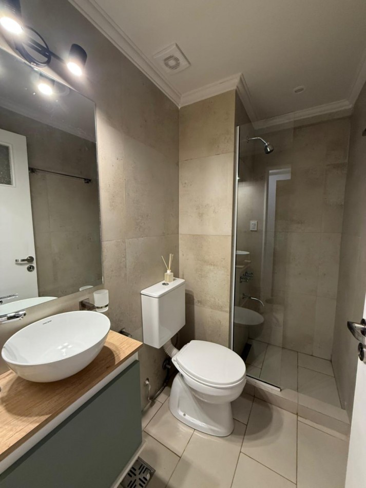 Venta de un ambiente amplio, amueblado y decorado