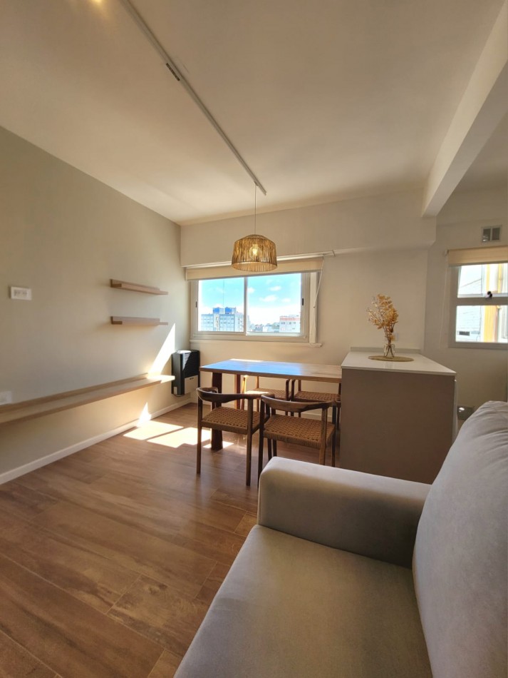 Venta de departamento de 2 Ambientes totalmente reciclado al lateral abierto, con ESPACIO DE COCHERA