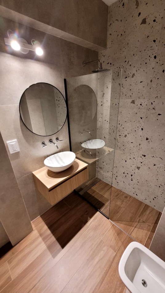 Venta de departamento de 2 Ambientes totalmente reciclado al lateral abierto, con ESPACIO DE COCHERA