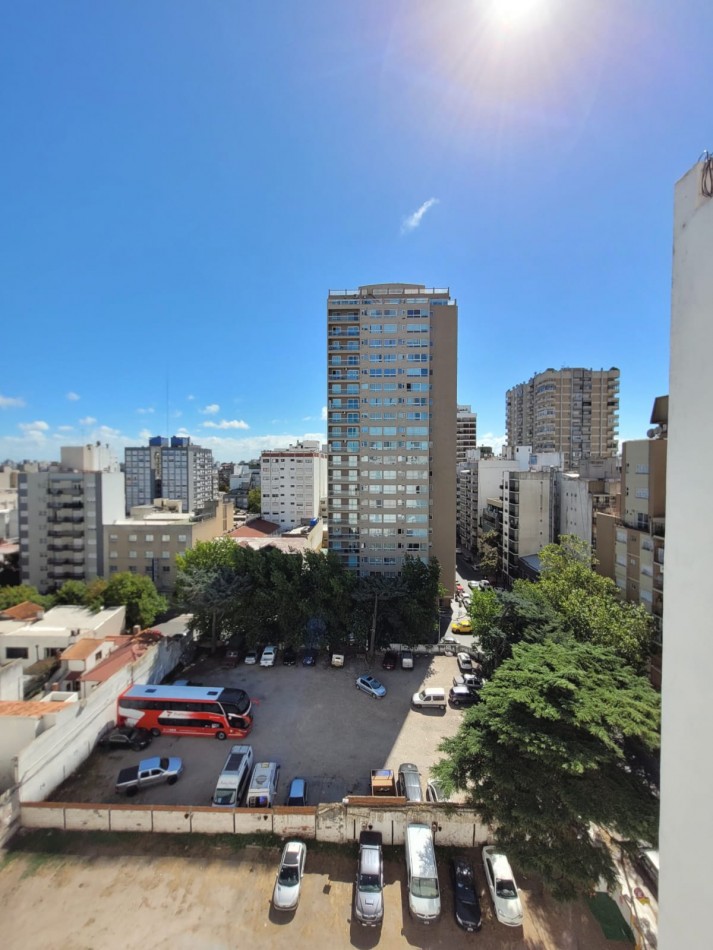 Venta de departamento de 2 Ambientes totalmente reciclado al lateral abierto, con ESPACIO DE COCHERA