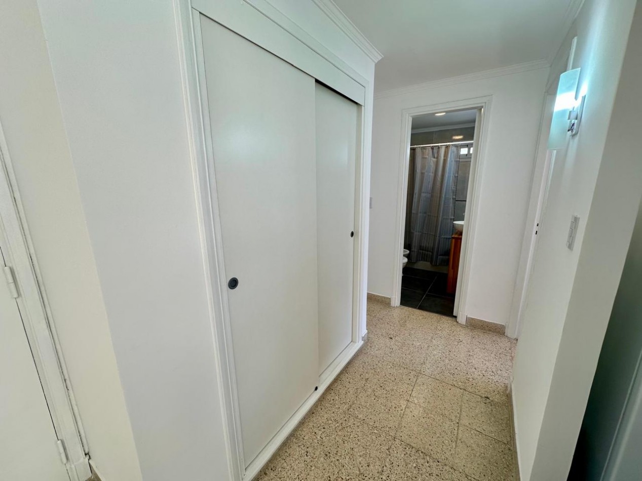 Venta Departamento 2 Ambientes con Dependencia, Vista lateral al mar y a Plaza Colon | Parcialmente reciclado y amoblado