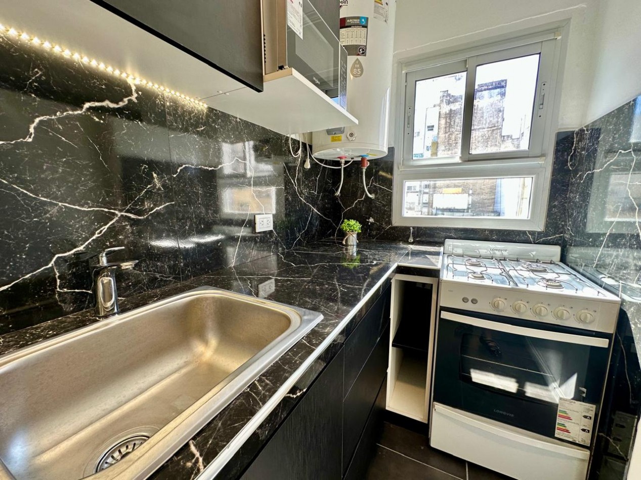 Venta Departamento 2 Ambientes con Dependencia, Vista lateral al mar y a Plaza Colon | Parcialmente reciclado y amoblado