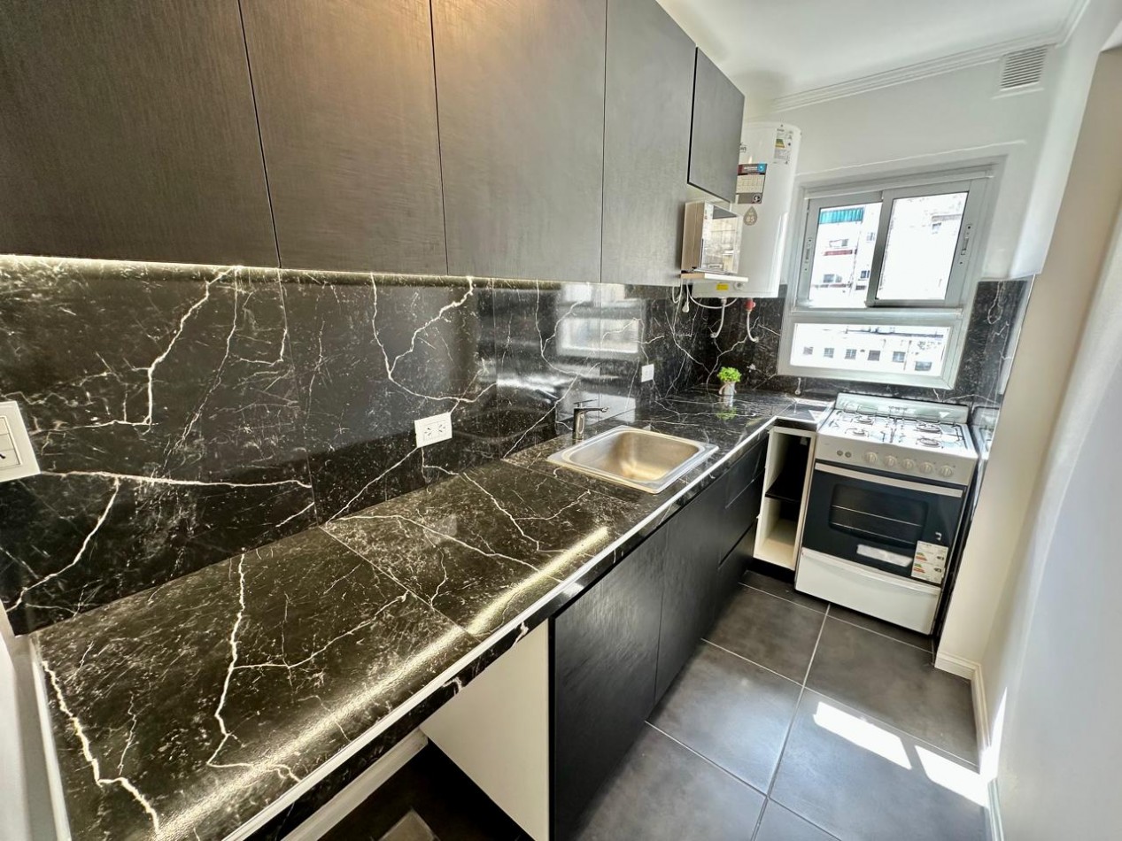 Venta Departamento 2 Ambientes con Dependencia, Vista lateral al mar y a Plaza Colon | Parcialmente reciclado y amoblado