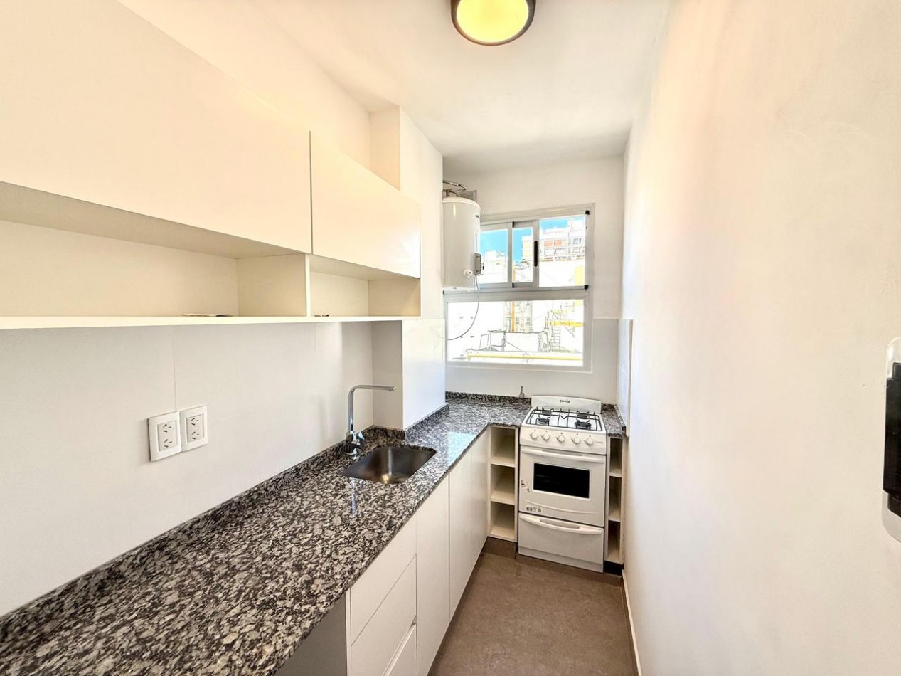 Venta de departamento dos ambientes, PLAZA COLON con balcon frances