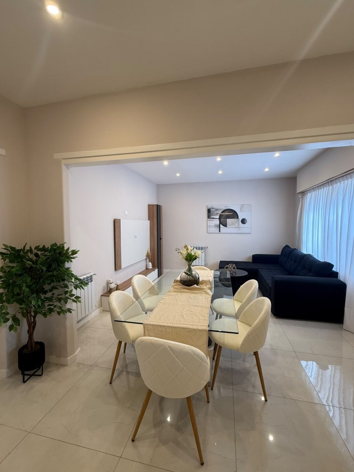 Chalet en PH de 4 ambientes con garage en venta - Totalmente reciclado, amoblado y decorado