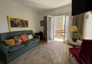 Venta de departamento tres ambientes, con balcon.