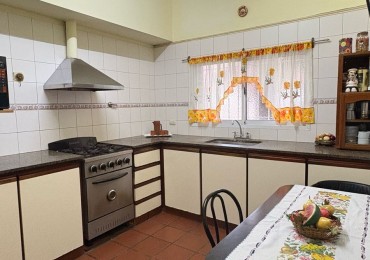 Venta de chalet 4 ambientes en esquina con patio y garage. Barrio Chauvin 