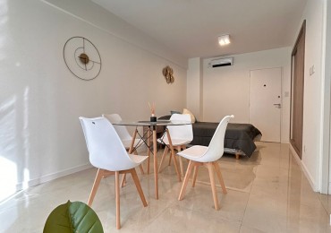 VENRA DE DEPARTAMENTO DE 1 AMBIENTE, A LA CALLE CON BALCON SALIENTE Y VISTA LATERAL AL MAR.